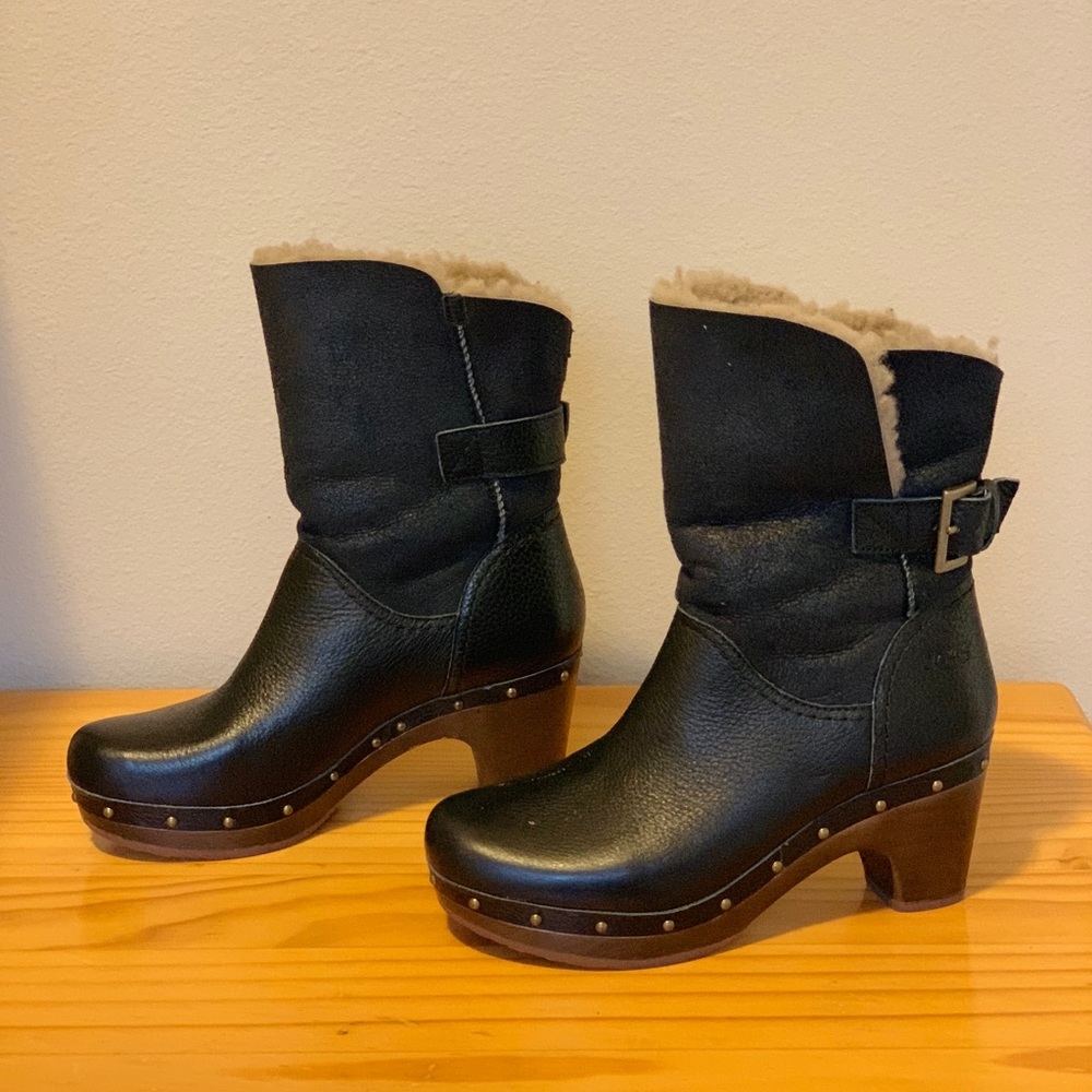 Black UGG boots with cozy interior - Size 6!